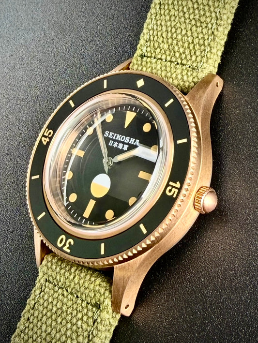 Bronze automatic dive watch with Seikosha Japan Navy Dial and Seiko NH35 movement. 
